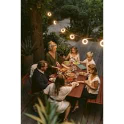 Guirlande Lumineuse FERMOB Hoop - Cerise Noire -Fermob Soldes Magasin guirlande hoop cerise noire ambiance 1